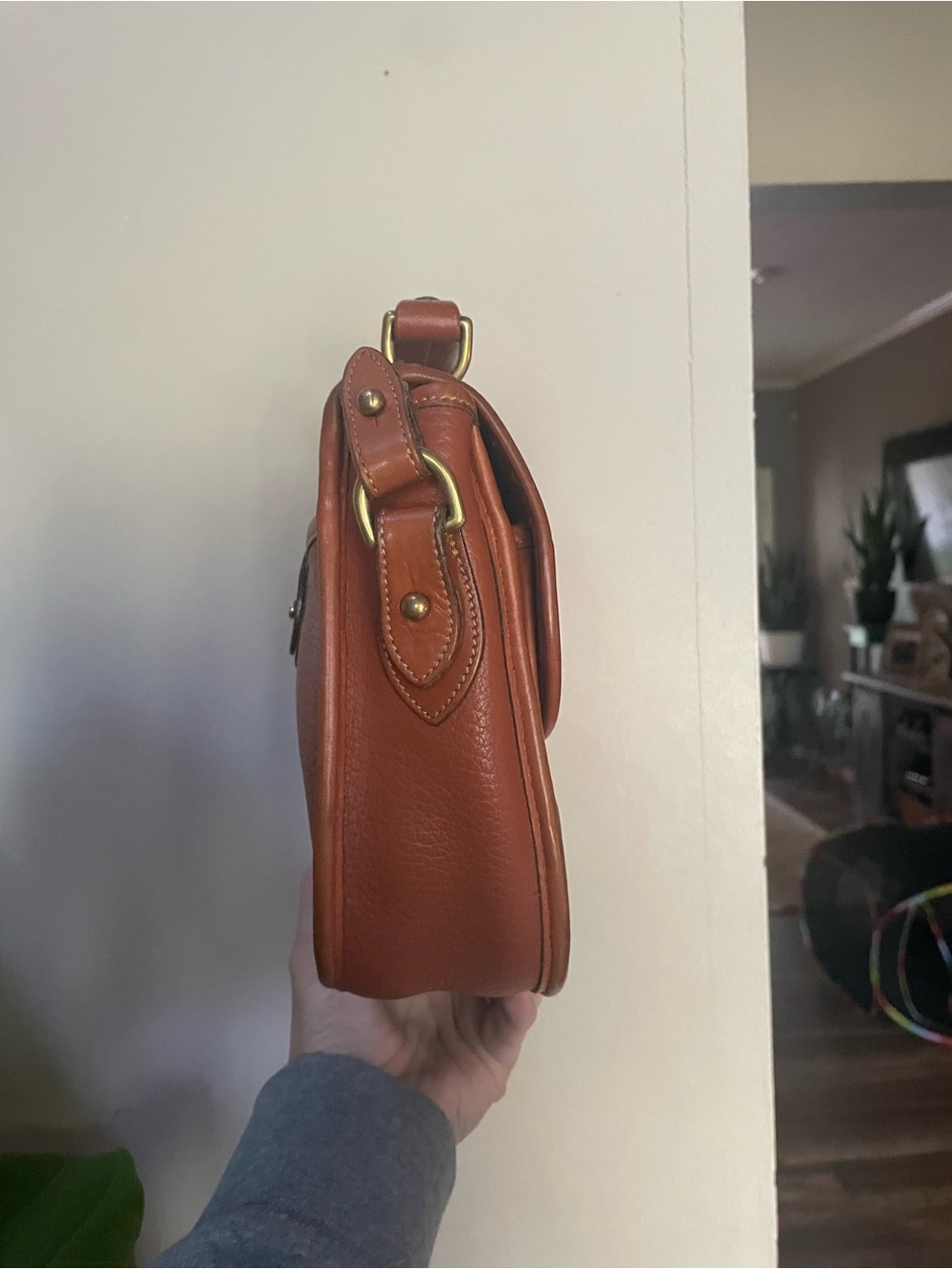 Dooney & Bourke British Tan all weather Leather Handbag. Made in USA Label. - Picture 5 of 8